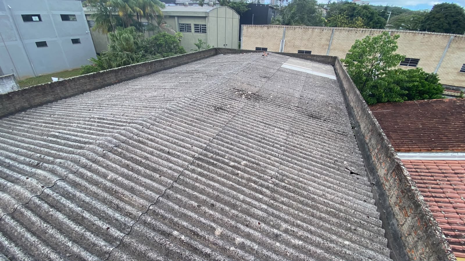 Cobertura existente em telhas onduladas, entre platibandas de tijolo
